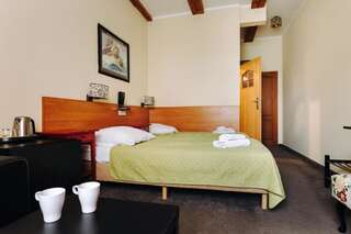 Отель Hotel Legenda Торунь Двухместный номер с двуспальной кроватью и дополнительной кроватью-7